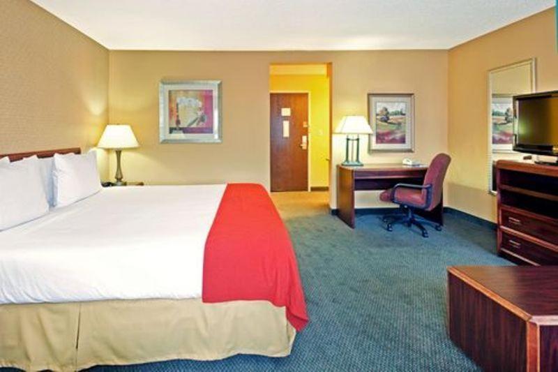 Holiday Inn Express Hotel Fort Campbell-Oak Grove By Ihg Room photo